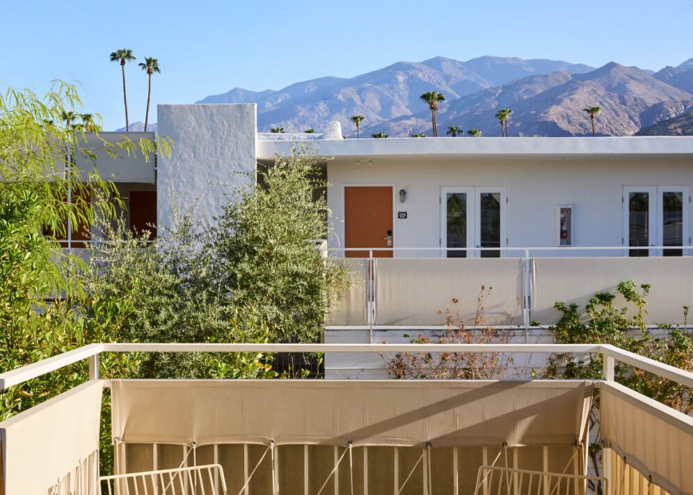 balcony with 2 chairs overlooking a mountain